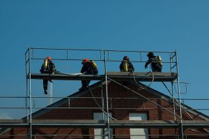 800px-Firefighters_on_a_scaffold
